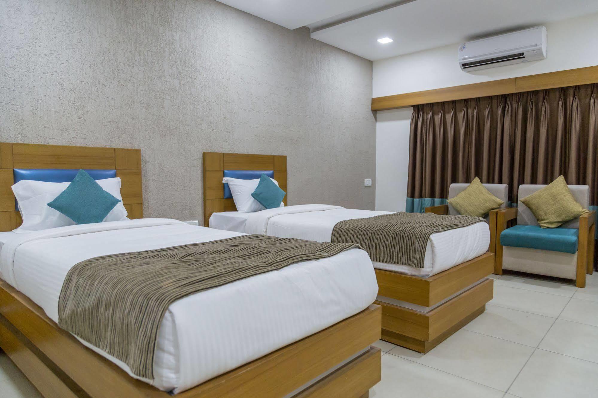 Отель Ahmedabad Vastrapur Экстерьер фото