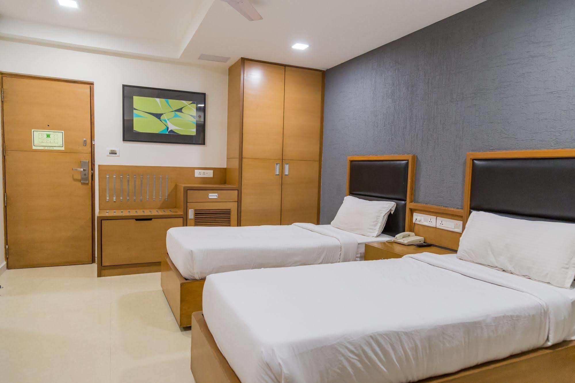 Отель Ahmedabad Vastrapur Экстерьер фото